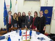 15 dicembre 2016. Serata degli auguri. Il Presidente con i ragazzi del Rotaract.